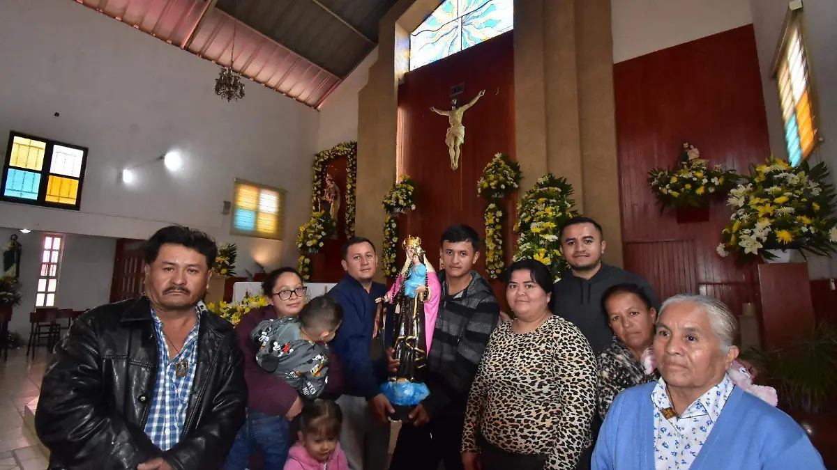 La familia Aguilar encontró entre escombros intacta la imagen de la Virgen del Carmen (3)